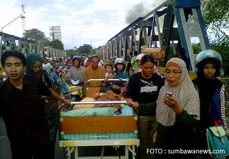 Kerusuhan yang terjadi di Sumbawa Besar menyebabkan pasien RSUD Sumbawa dievakuasi ke bandara Brangbiji, Selasa (22/01/2013). FOTO : SUMBAWANES.COM 