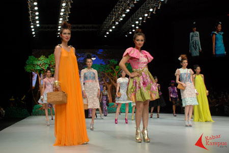 Inspirasi Sarung di Indonesia Fashion Week 2013
