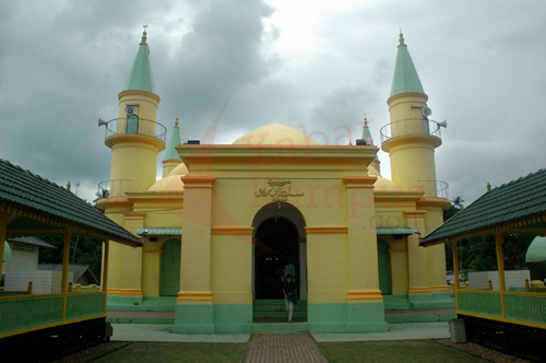 Masjid Raya Sultan Riau Pulau Penyengat. FOTO : FRINO BARIARCIANUR