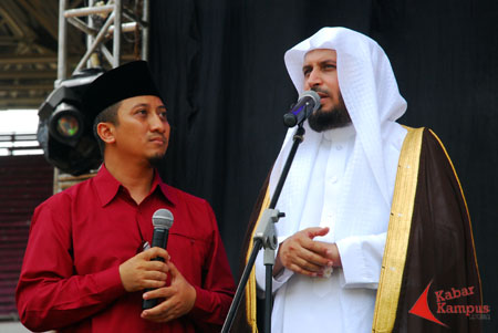 Imam Masjidil Haram Kumandangkan Ayat Al-Quran di Senayan
