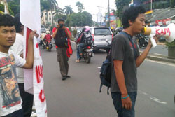Aksi mahasiswa UIN Jakarta di depan Kampus. FOTO : Demank