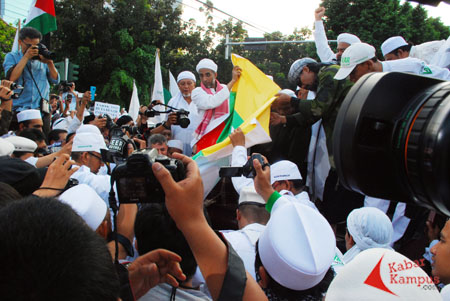 03 05 2013 FUI Bakar Bendera Myanmar