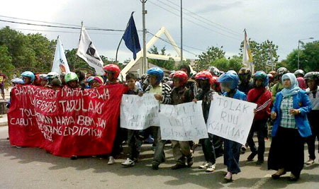 15 06 2013 demo mahasiswa palu