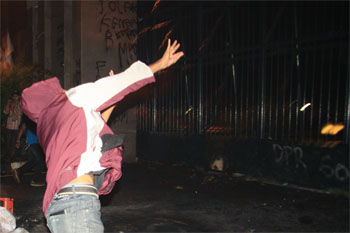 Video Demo BBM Mahasiswa Jakarta Bentrok : Batu vs Gas Air Mata