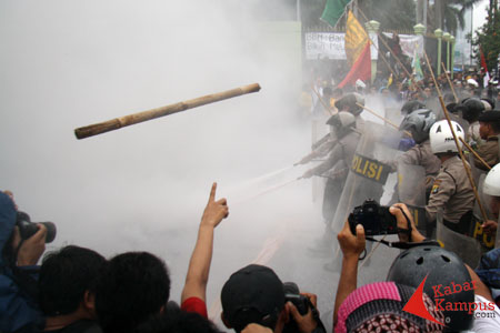 Video Mahasiswa Jakarta Demo BBM Bentrok di DPR RI