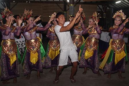 07 09 2013 Peserta EAYLE, Sungin Kim, Pada Cultural Night di Kepulauan Seribu