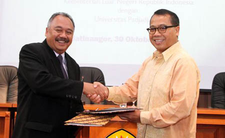 30 10 2013 Pendirian Pusat STUDI ASEAN
