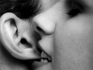 31 10 2013 perempuan gigit telinga