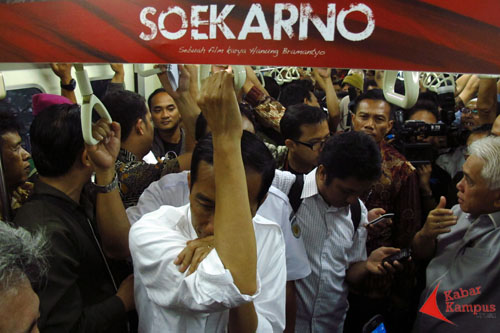 26 11 2013 Jokowi Naik Kereta 01
