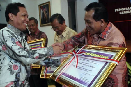 20 12 2013 Rektor Unnes Raih Penghargaan Sebagai Pengguna Bahasa Indonesia Terbaik