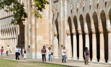 Menurut peringkat The Times, UQ adalah universitas ketiga terbaik di Australia. CREDIT : ABC
