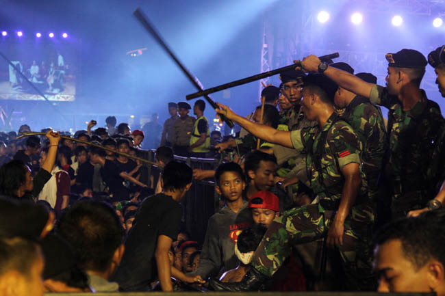 Para serdadu yang sigap mengamankan konser Iwan Fals "Suara Untuk Negeri" di Monas, Sabtu malam (15/03/2014). FOTO : FRINO BARIARCIANUR