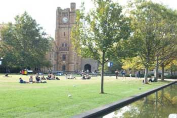 Suasana kampus Universitas Melbourne. 