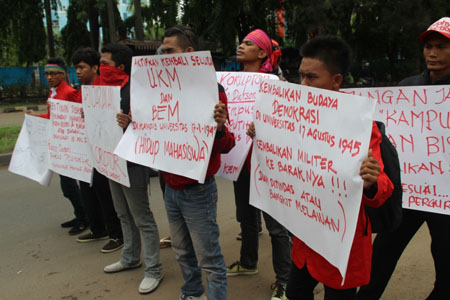 Aksi demonstrasi mahasiswa UTA 45 di depan kampus, 19 Desember 2013. Dok. Mahasiswa UTA 45