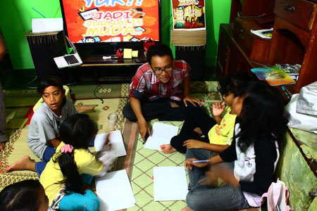 Mahasiswa UMY kenalkan jurnalistik kepada anak-anak jalanan di Yogyakarta. Foto. Ihsan