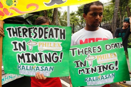 Aktifis lingkungan berunjuk rasa di Manila memprotes pembukaan lahan pertambangan berskala besar di Philipina. bahan tambang menjadi produk ekspor andalan Philipina. (Credit: ABC) 