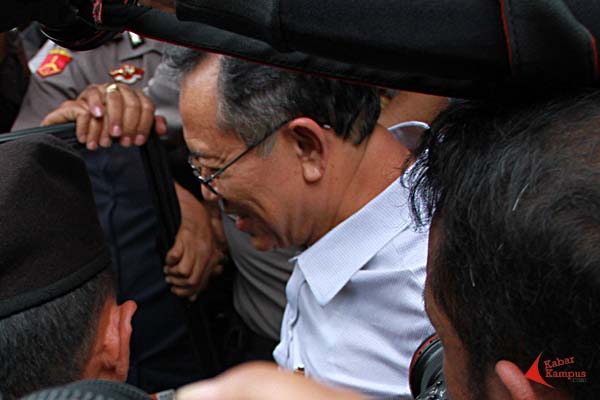 Mantan Walikota Bandung, Dada Rosada menuju mobil tahanan usai dijatuhi hukuman 10 tahun penjara oleh Pengadilan Tindak Pidana Korupsi Bandung, Senin (28/04/2014). FOTO : FRINO BARIARCIANUR