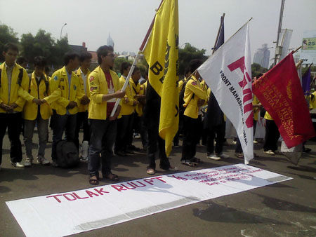 Aksi mahasiswa menolak UU Dikti di depan gedung MK, Dok, FMN