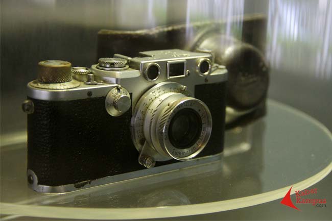 Kamera Leica yang digunakan oleh Inen Rusnan saat memotret KAA 1955. Repro : FRINO BARIARCIANUR
