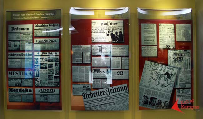 Sejumlah media cetak yang menyebarluaskan berita penyelenggaraan KAA 1955. FOTO : FRINO BARIARCIANUR