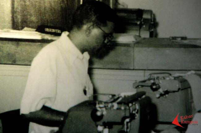 Jurnalis bekerja di ruang pers room KAA 1955