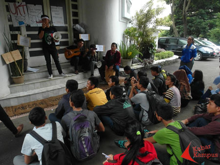 mahasiswa UPI menggelar aksi menuntut diturunkannya UKT di depan rektorat UPI, Bandung.