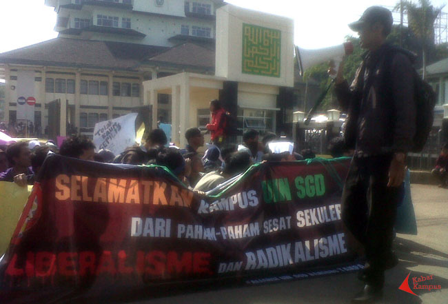 Mahasiswa UIN Sunan Gunung Djati Bandung melakukan aksi demonstrasi menolak kehadiran tokoh JIL di Kampus, Bandung, Senin (05/05/2014). FOTO : FRINO BARIARCIANUR