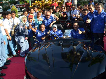 Risma, Walikota Surabaya menyambut kedatangan Molina iTS. Dok. ITS