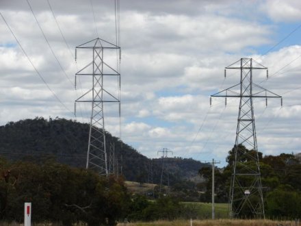 Beberapa tahun terakhir, harga listrik di Australia meningkat dua kali lipat. (Credit: ABC) 