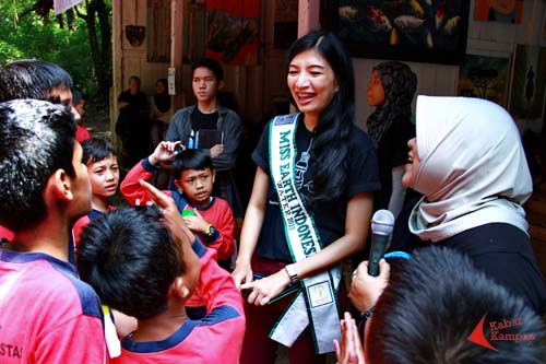 Vitri Dwi Martini Daniati, Miss Earth Indonesia Water 2013, bersama anak-anak saat peringatan Hari Bumi di  kawasan hutan Babakan Siliwangi, Bandung (22/03/2014). FOTO : FRINO BARIARCIANUR