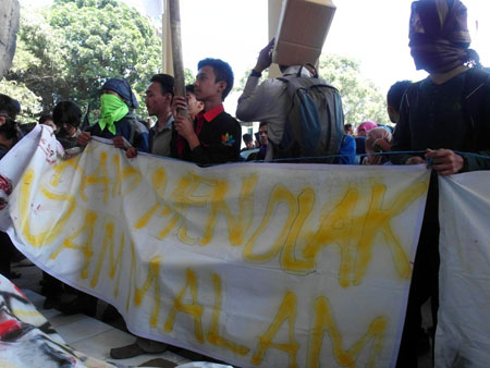 Mahasiswa UIN protes penerapan jam malam di kampus. Foto. Mega Dwi Anggraeni