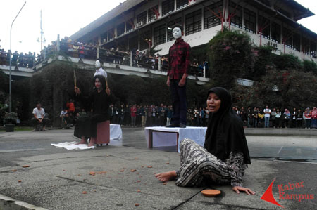 KM-ITB melakukan teatrikal menirukan gaya Prabowo dan Jokowi di kampus ITB. Foto. Mega Dwi Anggraeni