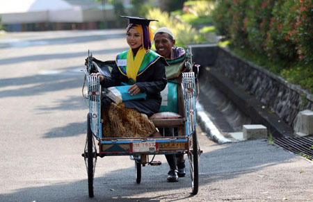Mugiyono dan putrinya, Raeni menuju auditorium Unnes, Selasa, (10/06/2014). Foto : Unnes