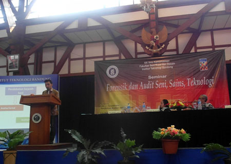 Willy Himawan tengah memaparkan makalah berjudul "Forensik Karya Seni: Jejak Lukisan Palsu" milik Aminudin TH Siregar, Dosen Seni Lukis ITB dalam Seminar Forensik dan Audit Seni, Sains, Teknologi di Aula Barat Kampus ITB, Jalan Ganeca Bandung, Rabu (11/6/2014).