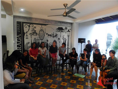 Siswa dan siswi kelas delapan Rumah Belajar Semi Palar (Smipa) saat berbagi pengalaman perjalanan mereka di Solo dan Jogja, di Roemah Seni Sarasvati, Bandung, Minggu (15/6/2014). Selain menuangkan melalui tulisan, ke-14 remaja ini juga menciptakan dan mengaransemen lagu perjalanan.  