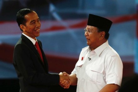 Capres Joko Widodo berjabat tangan dengan Capres Prabowo Subianto setelah debat masalah ekonomi. (Credit: Reuters).