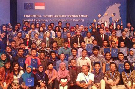 Duta Besar Uni Eropa untuk Indonesia, Brunei Darussalam dan ASEAN y.m. Olof Skoog, Perwakilan dari Kemendikbud, Kemenlu, Negara Anggota Uni Eropa dan almuni program Erasmus Mundus melepas 100 lebih penerima beasiswa Erasmus+. Foto : Erasmus