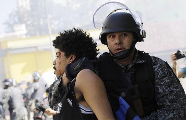 Demonstran ditangkap, Sao Paulo (12/06/2014). FOTO : 