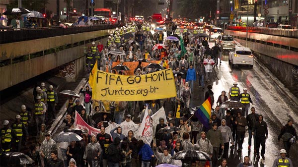 Demonstran berbaris untuk memprotes jumlah uang yang dihabiskan untuk persiapan Piala Dunia di Sao Paulo, Brasil, Selasa, 15 April, 2014. Brasil akan menjadi tuan rumah turnamen sepak bola tahun ini. (AP Photo / Andre Penner)