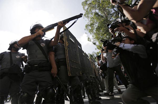 (REUTERS / Lunae Parracho) anggota media polisi kerusuhan Film selama protes terhadap Piala Dunia 2014 di Sao Paulo 12 Juni 2014.