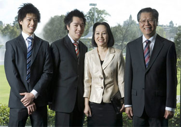 Hieu Van Le bersama istri dan anak-anaknya.
