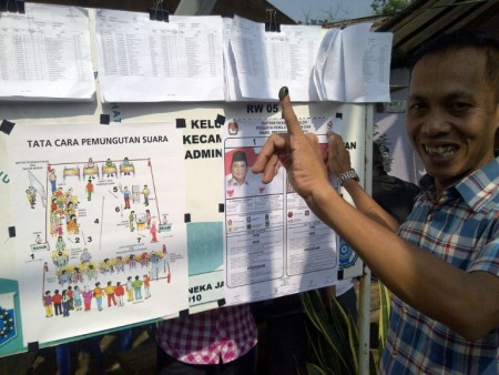 Seorang pemilih seusai memberikan suara di TPS 031 RT.002/05 Kelurahan Kebagusan Kecamatan Pasar Minggu Jakarta Selatan. (Photo: Denny Herlambang)
