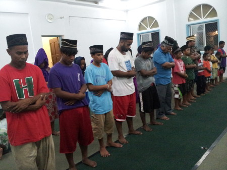 Umat Muslim di Kepulauan Marshall menunaikan ibadah. Foto: Imam Matiullah Joyia.