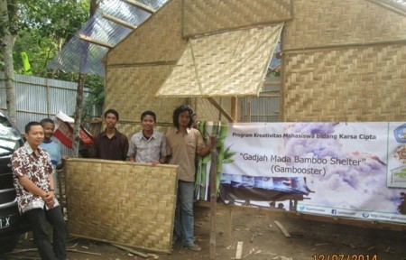 Mahasiswa UGM kembangkan rumah hunian sementara untuk korban bencana dari bambu. Foto : UGM