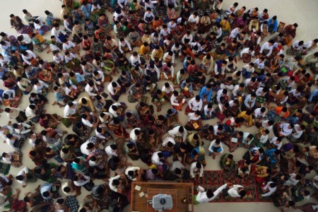 Murid pesantren tengah mendengarkan ceramah seorang ‘Ustadz’ di kota Medan, Sumatera Utara, pada 30 Juni 2014, yang berlangsung untuk menyambut datangnya bulan suci Ramadhan. (Foto: Sutan Aditya, AFP, Getty Images)