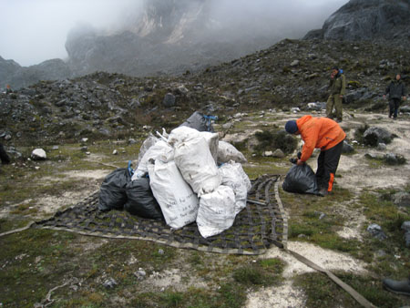 Perbaikan tali di gunung Carten. Foto : Mahitala Unpar