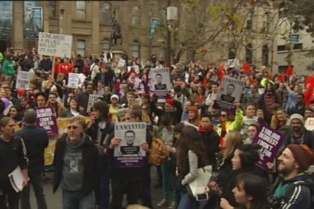 Selain di Melbourne, unjuk rasa menolak perubahan bujet yang ke-sekian kalinya digelar ini juga berlangsung di Sydney dan Canberra.