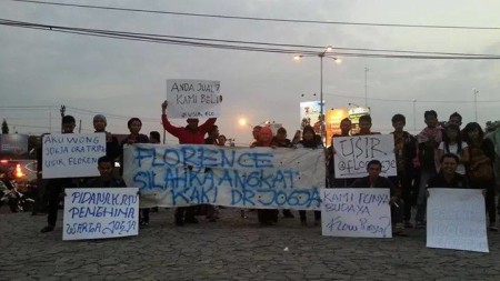 Aksi protes warga Jogja terkait pernyataan Florence Sihombing yang menghina Jogjakarta, Kamis, (28/08/2014). FOTO : Wawan dan Jenar