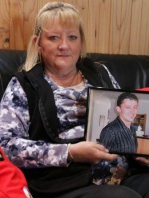 Shani Clarke memegang foto anaknya Mick yang tewas akibat keracunan kafein. (Credit: ABC) 