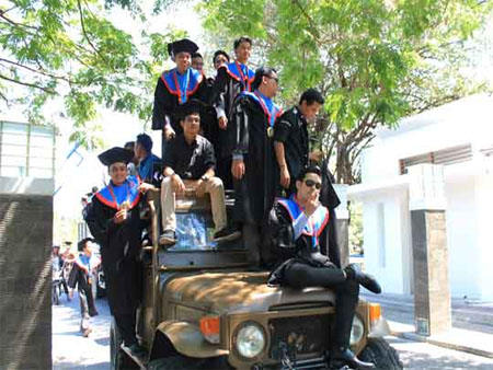 Arak-arakan wisudawan ITS di kampus ITS. Foto : ITS